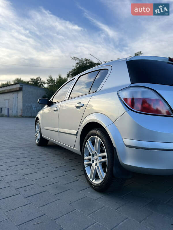 Хетчбек Opel Astra 2006 в Горішніх Плавнях