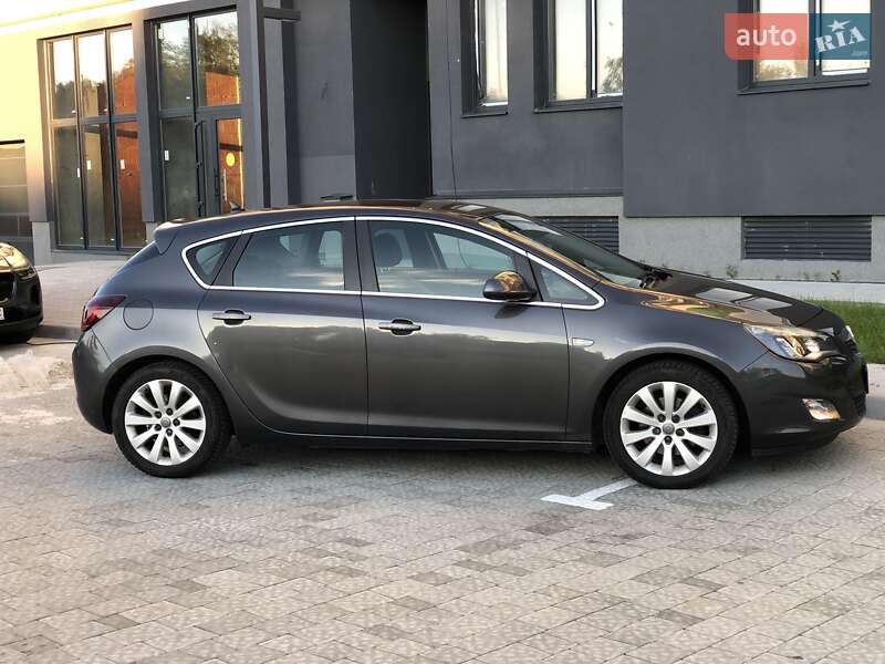 Хэтчбек Opel Astra 2012 в Львове