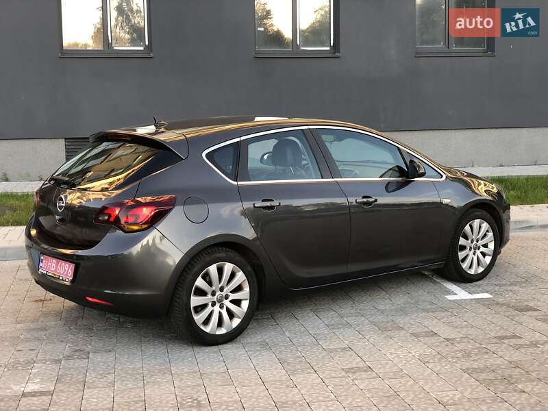 Хэтчбек Opel Astra 2012 в Львове
