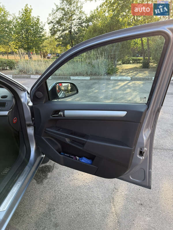 Универсал Opel Astra 2010 в Никополе