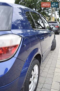 Хэтчбек Opel Astra 2004 в 