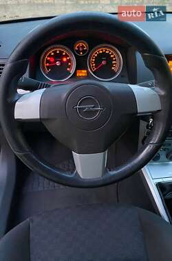 Хэтчбек Opel Astra 2004 в 