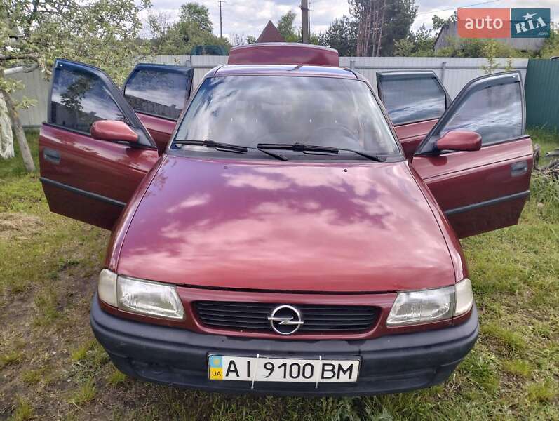 Седан Opel Astra 1997 в Иванкове