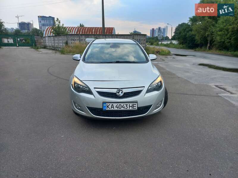 Универсал Opel Astra 2011 в Киеве