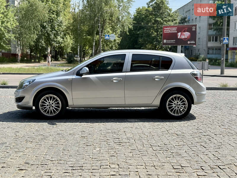 Хэтчбек Opel Astra 2013 в Киеве