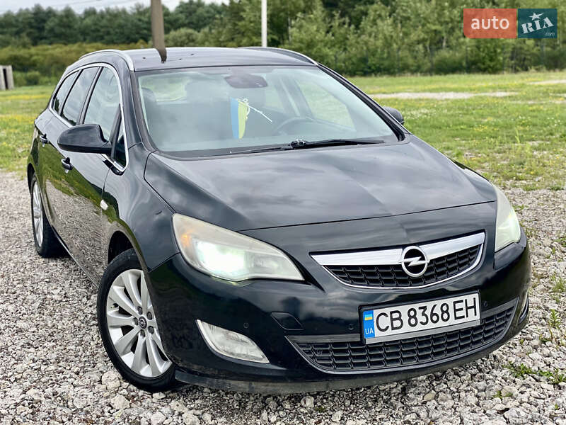 Універсал Opel Astra 2011 в Новояворівську