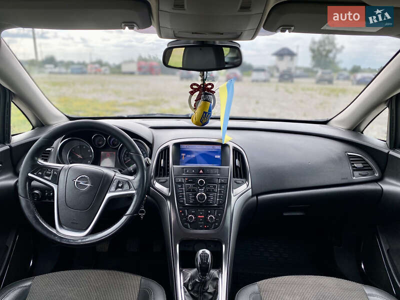 Універсал Opel Astra 2011 в Новояворівську
