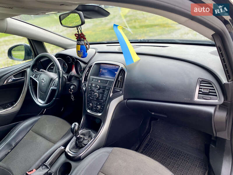 Універсал Opel Astra 2011 в Новояворівську