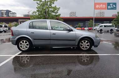 Хэтчбек Opel Astra 2004 в 