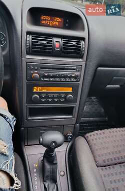 Хэтчбек Opel Astra 2004 в 