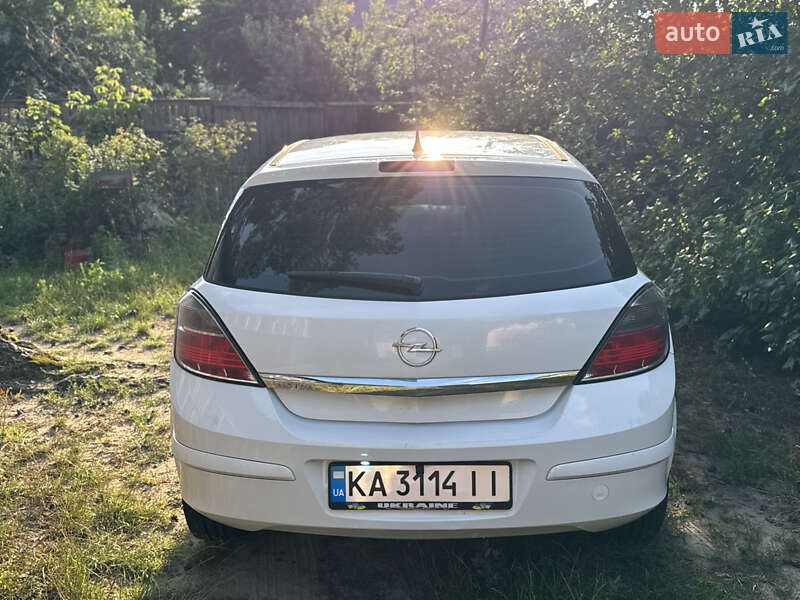 Хэтчбек Opel Astra 2012 в Черновцах
