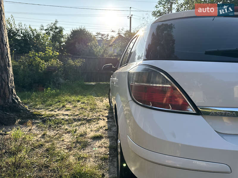 Хэтчбек Opel Astra 2012 в Черновцах