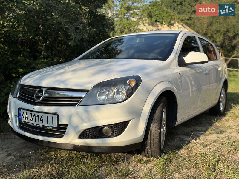 Хэтчбек Opel Astra 2012 в Черновцах