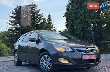 Універсал Opel Astra 2013 в Дрогобичі