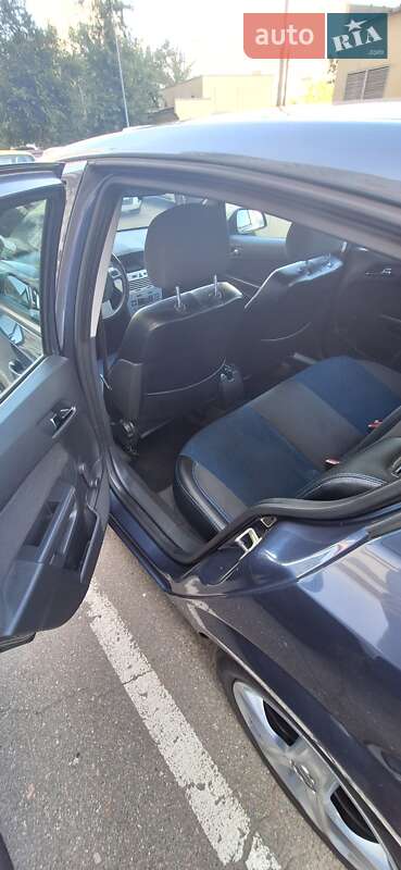 Хэтчбек Opel Astra 2011 в Киеве