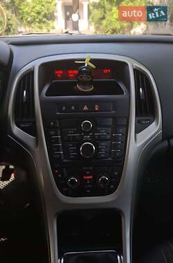 Универсал Opel Astra 2011 в 