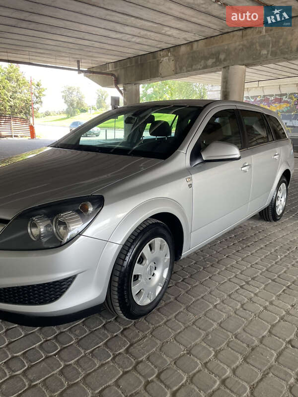 Універсал Opel Astra 2010 в Львові