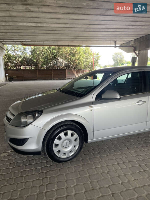 Універсал Opel Astra 2010 в Львові