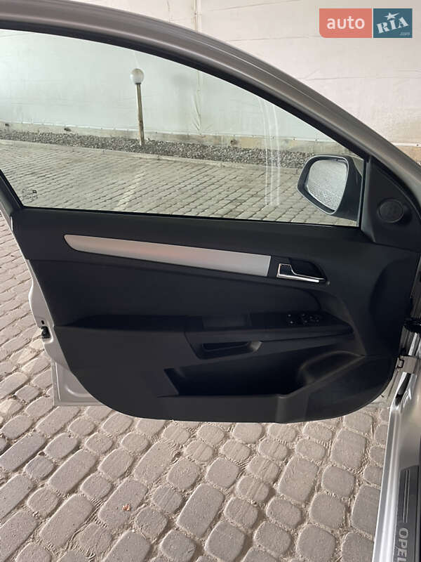 Універсал Opel Astra 2010 в Львові