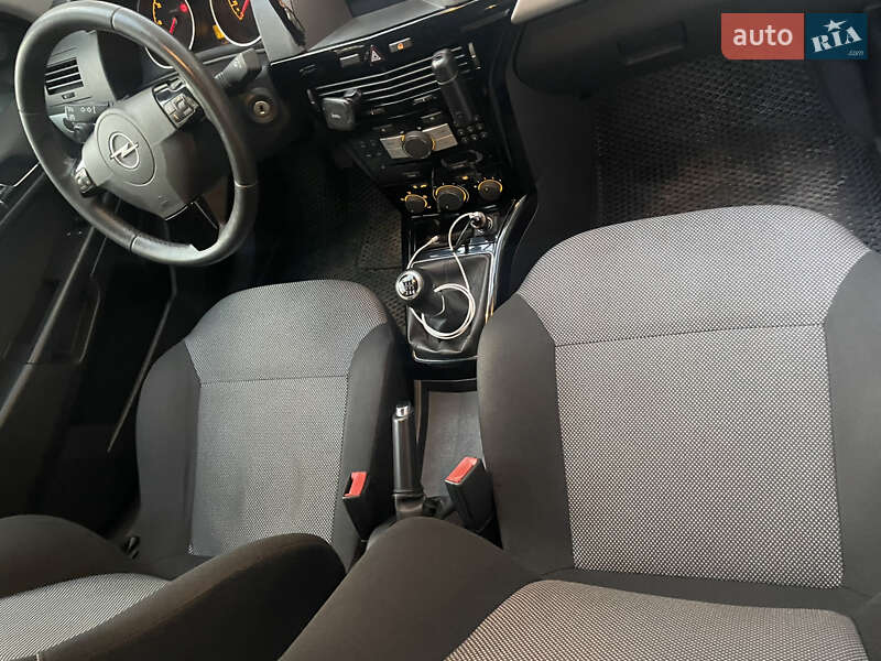 Універсал Opel Astra 2010 в Львові