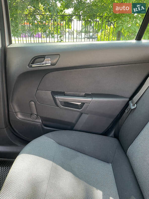 Універсал Opel Astra 2010 в Львові