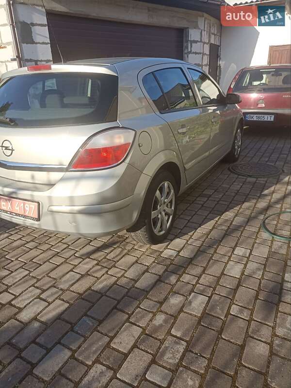 Хэтчбек Opel Astra 2006 в Ровно