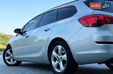 Универсал Opel Astra 2012 в 