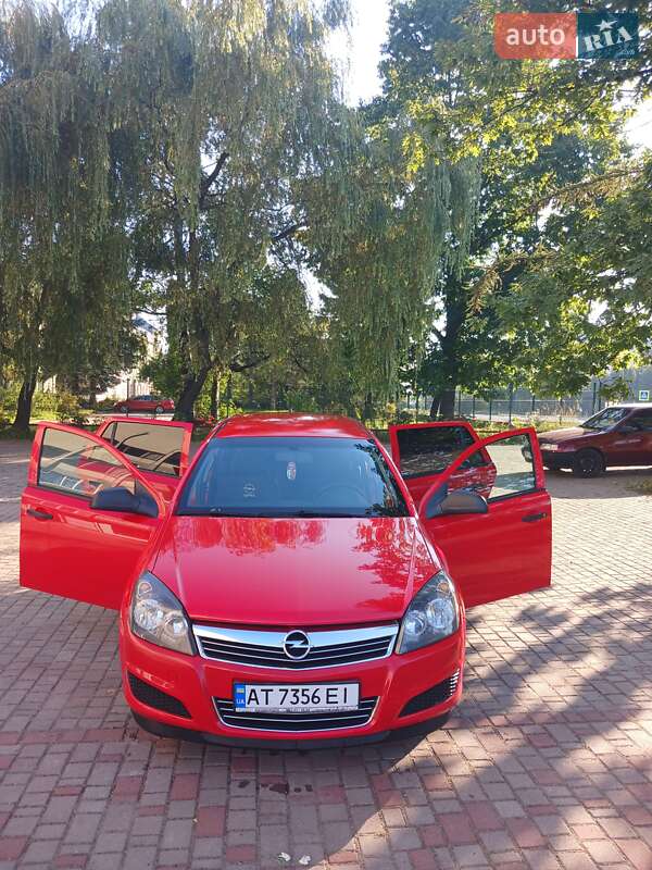 Универсал Opel Astra 2010 в Долине