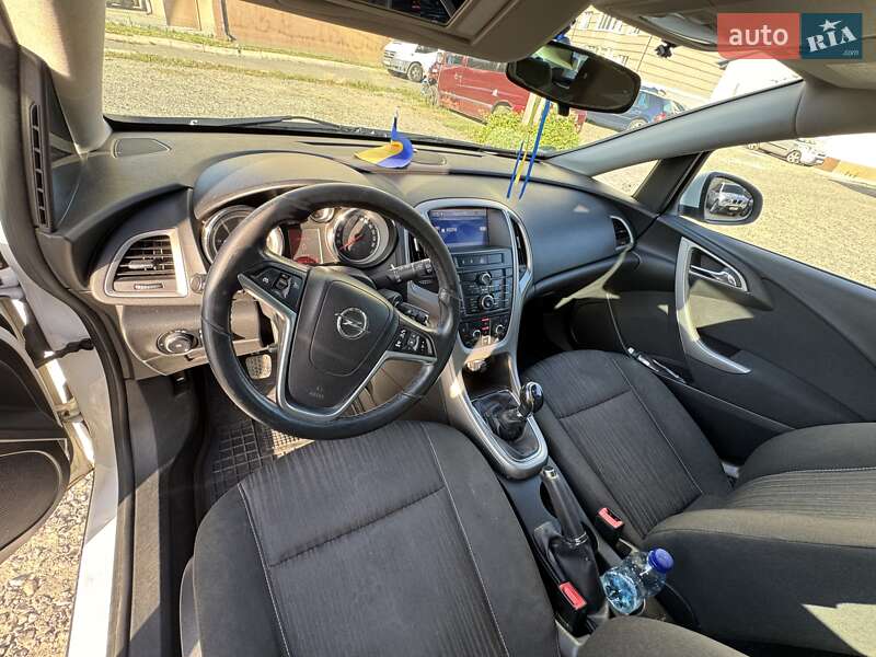 Универсал Opel Astra 2011 в Вышгороде