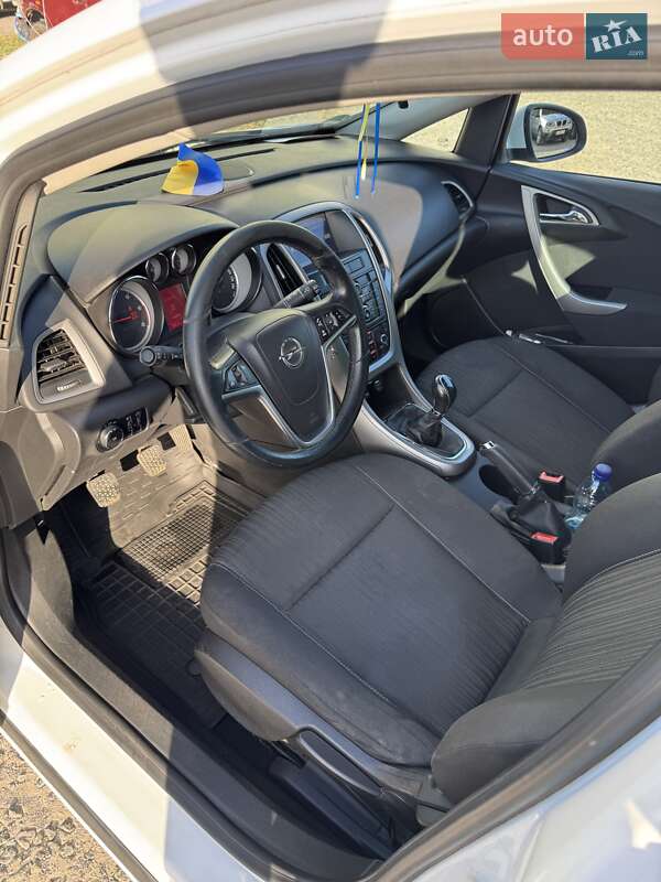 Универсал Opel Astra 2011 в Вышгороде