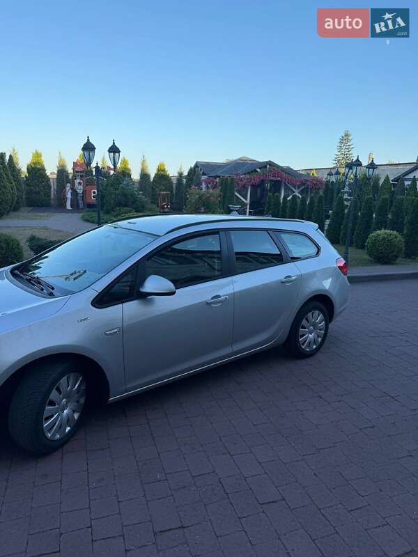 Универсал Opel Astra 2013 в Стрые