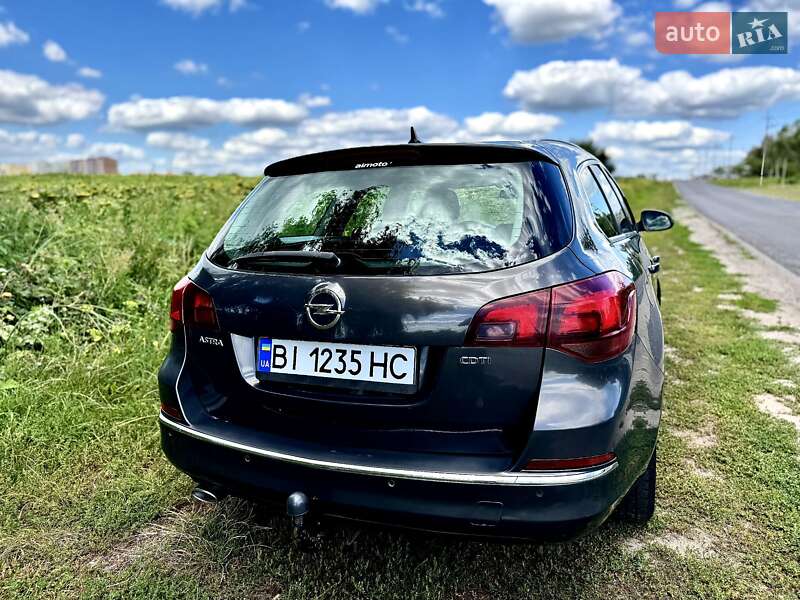 Универсал Opel Astra 2014 в Полтаве