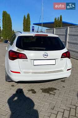 Универсал Opel Astra 2012 в 