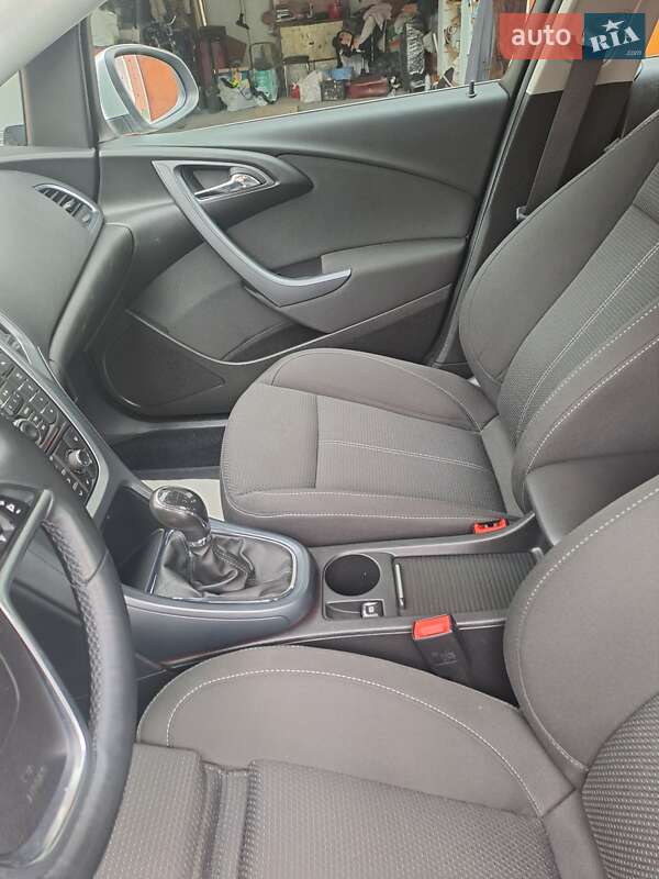 Универсал Opel Astra 2013 в Стрые