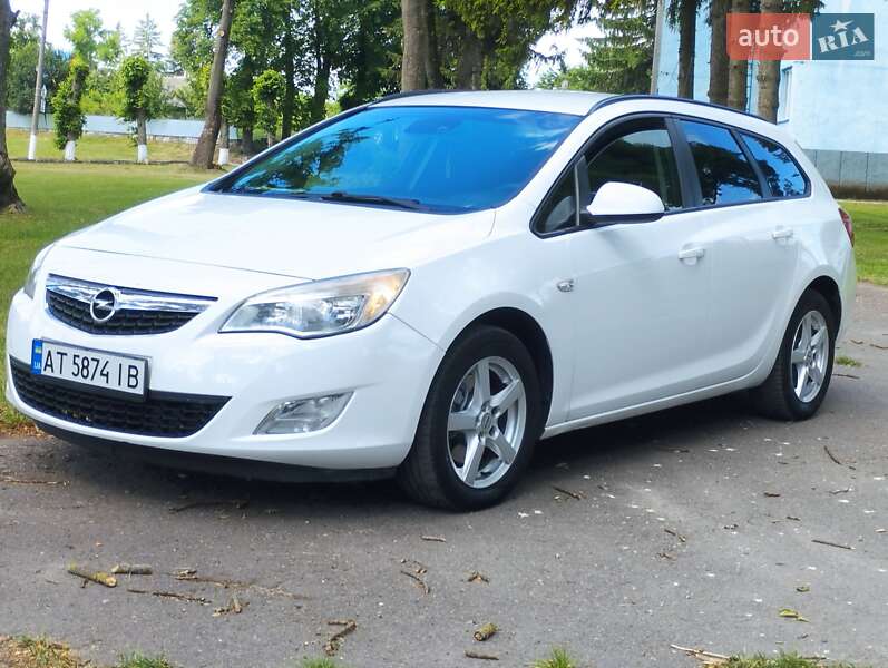Универсал Opel Astra 2012 в Теофиполе