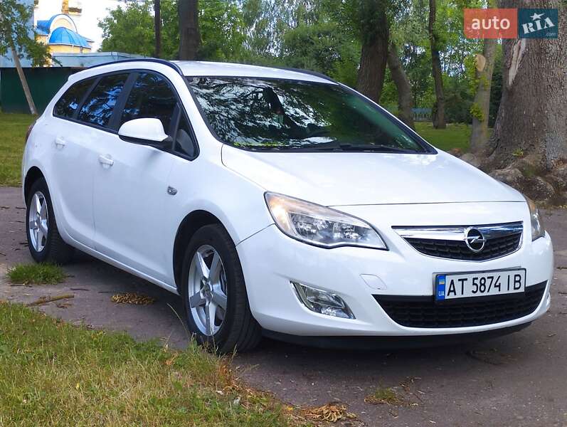 Универсал Opel Astra 2012 в Теофиполе
