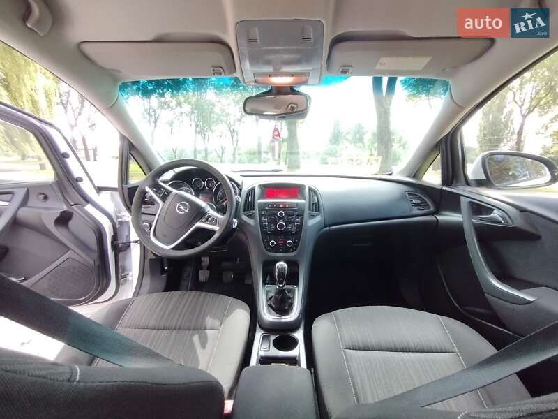 Универсал Opel Astra 2012 в Теофиполе