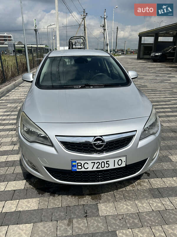 Хэтчбек Opel Astra 2011 в Львове
