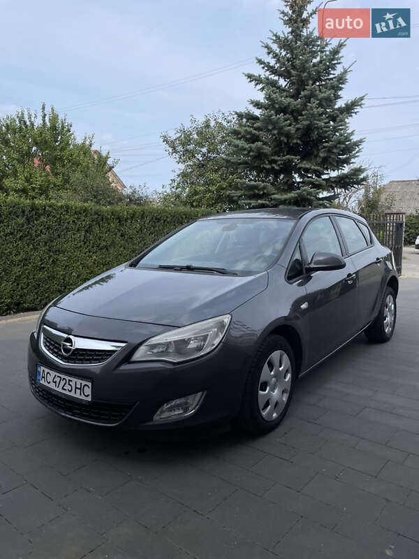 Хэтчбек Opel Astra 2012 в 