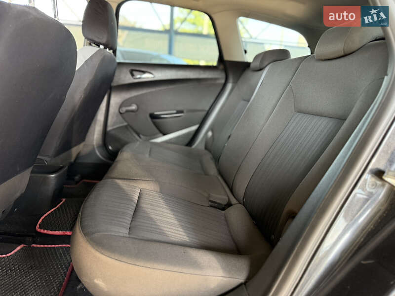 Универсал Opel Astra 2011 в Ивано-Франковске