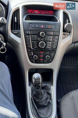 Универсал Opel Astra 2012 в 