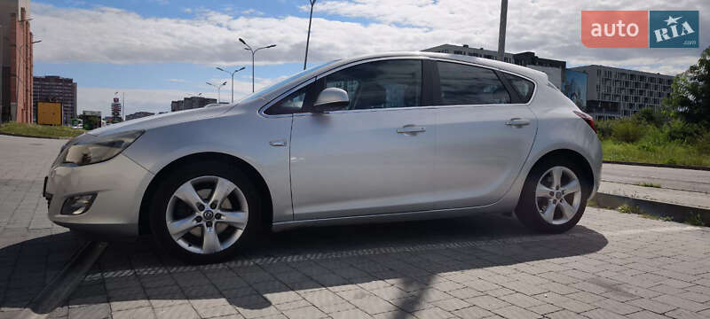 Хэтчбек Opel Astra 2011 в Львове