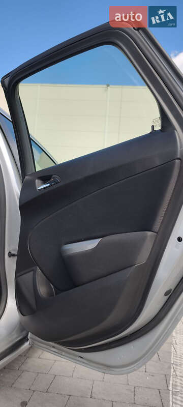Хэтчбек Opel Astra 2011 в Львове
