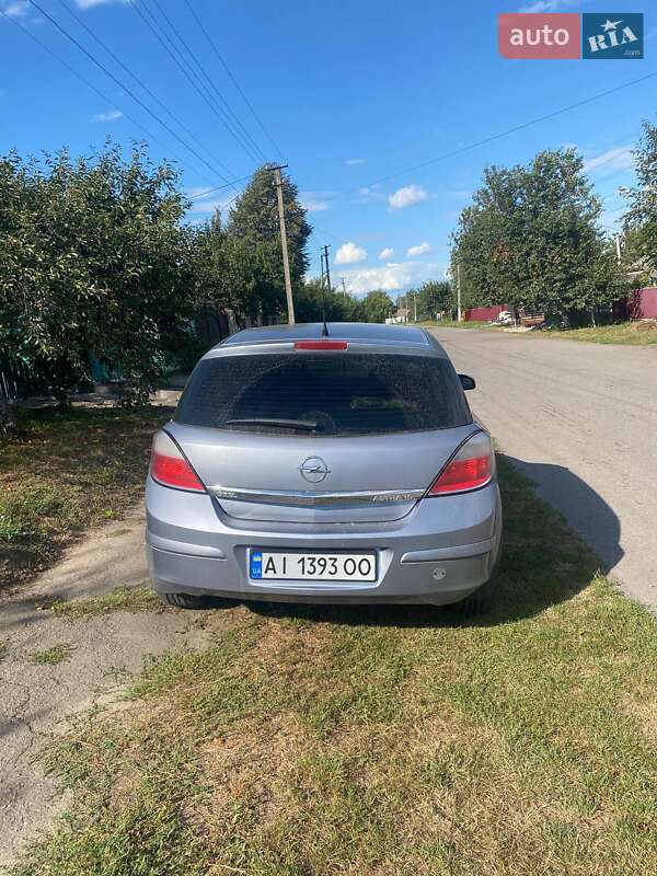 Хэтчбек Opel Astra 2006 в Узине
