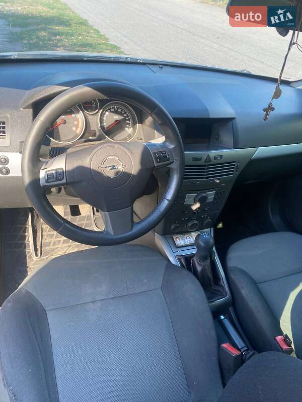 Хэтчбек Opel Astra 2006 в Узине