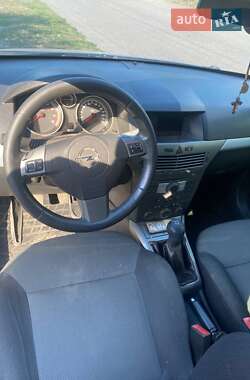 Хэтчбек Opel Astra 2006 в 