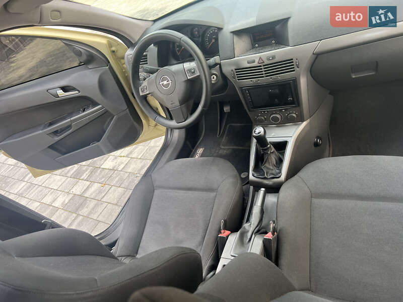 Хэтчбек Opel Astra 2005 в Мукачево
