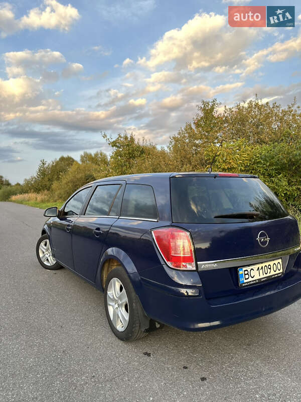Универсал Opel Astra 2010 в Дрогобыче