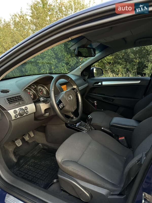 Универсал Opel Astra 2010 в Дрогобыче