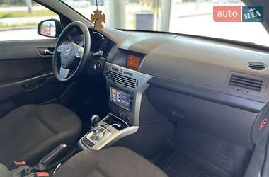 Седан Opel Astra 2013 в 
